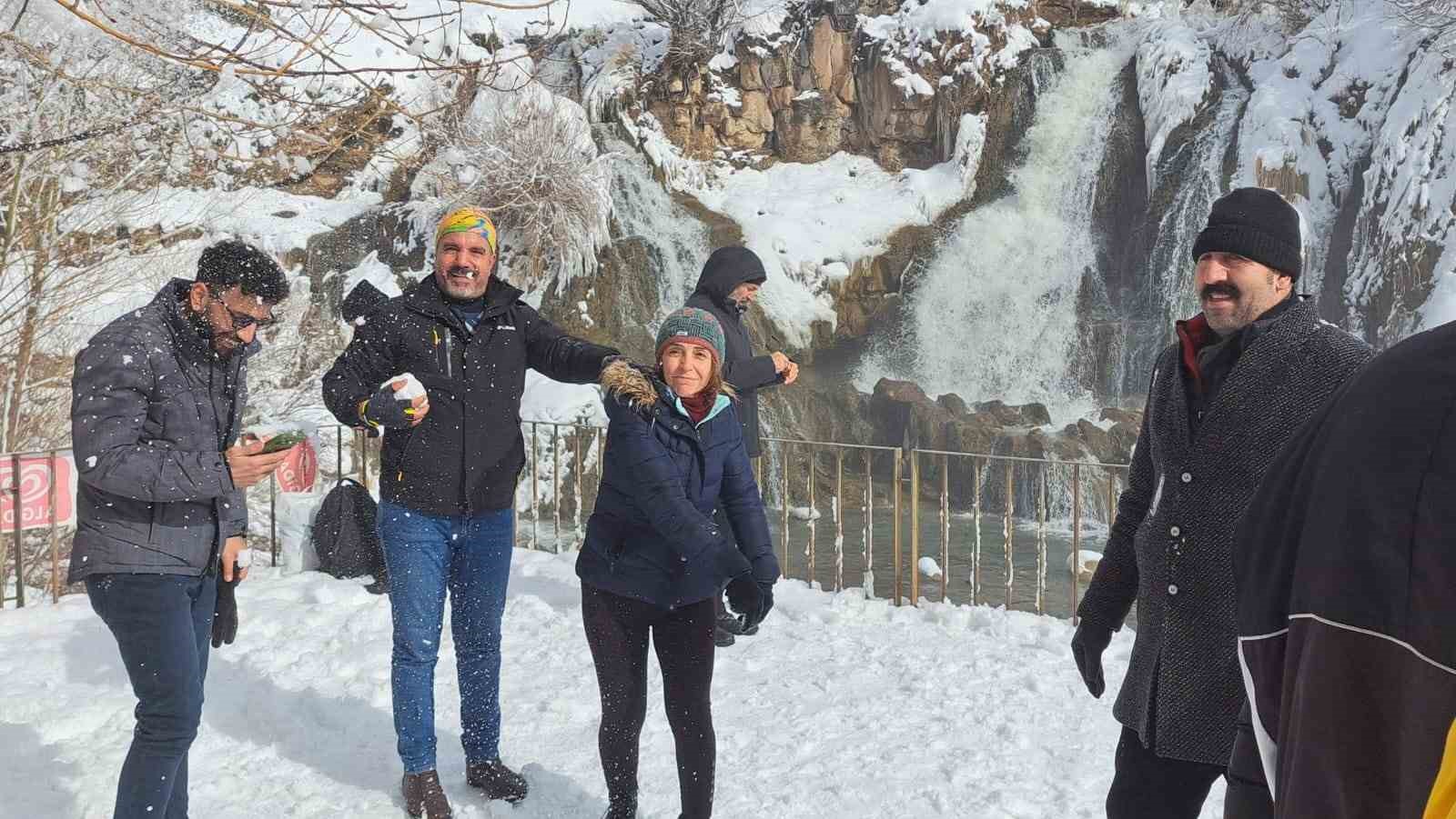 Beyaz gelinliğini giyen Muradiye Şelalesi’ne yoğun ilgi