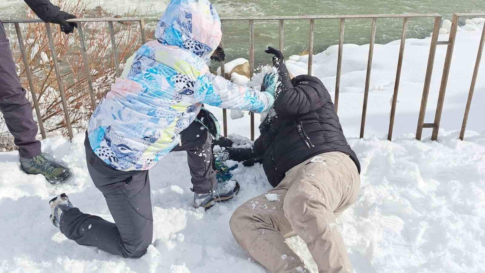 Beyaz gelinliğini giyen Muradiye Şelalesi’ne yoğun ilgi