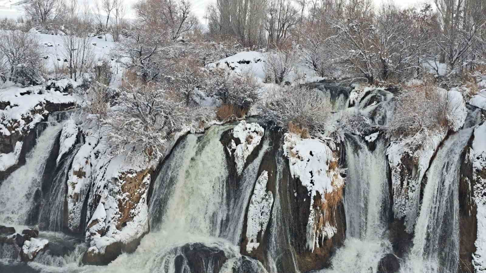 Beyaz gelinliğini giyen Muradiye Şelalesi’ne yoğun ilgi