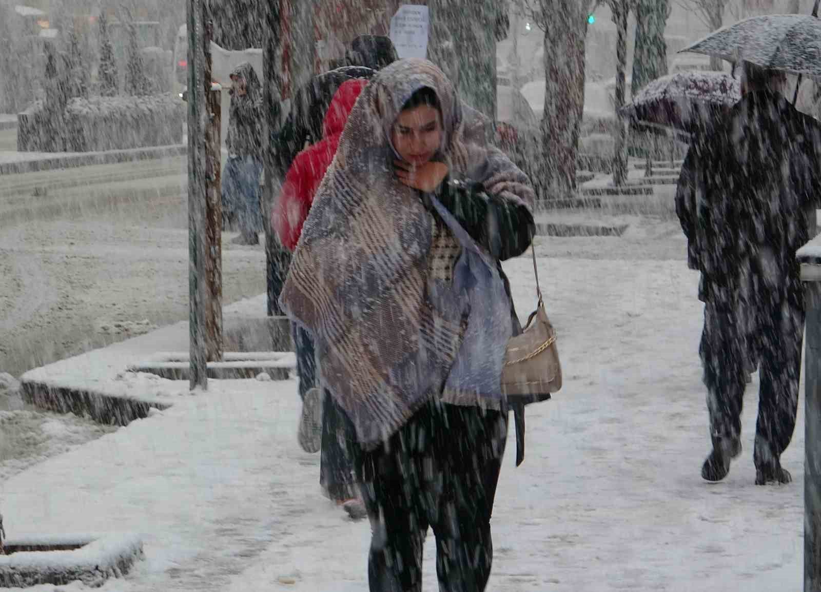 Van’da kar yağışı etkisini artırdı