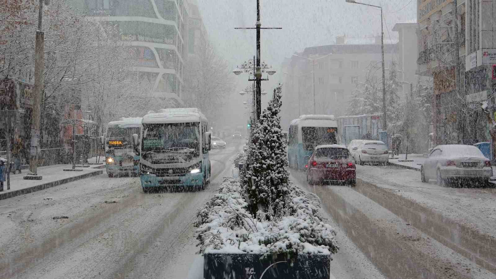 Van’da kar yağışı etkisini artırdı