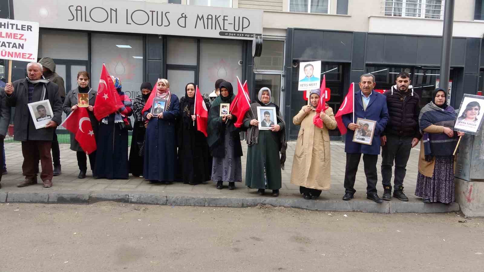 Evlat nöbetindeki anne: “Çocuklarımızı kaybettiğimiz HDP kapısında istiyoruz”