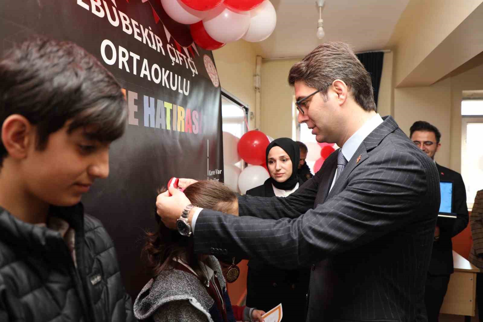 Erciş Kaymakamı Karaloğlu, öğrencilerin karne sevincine ortak oldu