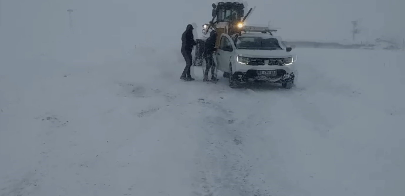 Muradiye’de karda mahsur kalan araçlar kurtarıldı