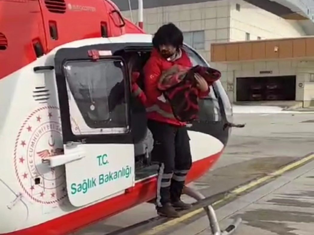 15’inci doğumunda rahatsızlanan kadın ambulans helikopterle hastaneye sevk edildi