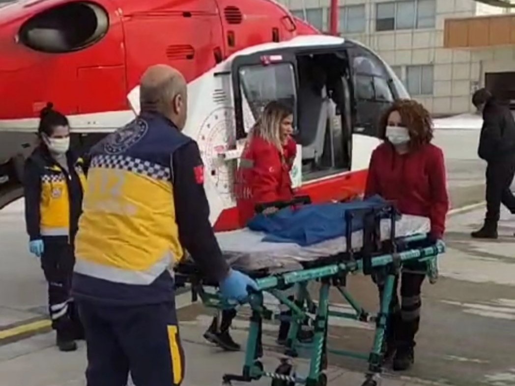 15’inci doğumunda rahatsızlanan kadın ambulans helikopterle hastaneye sevk edildi