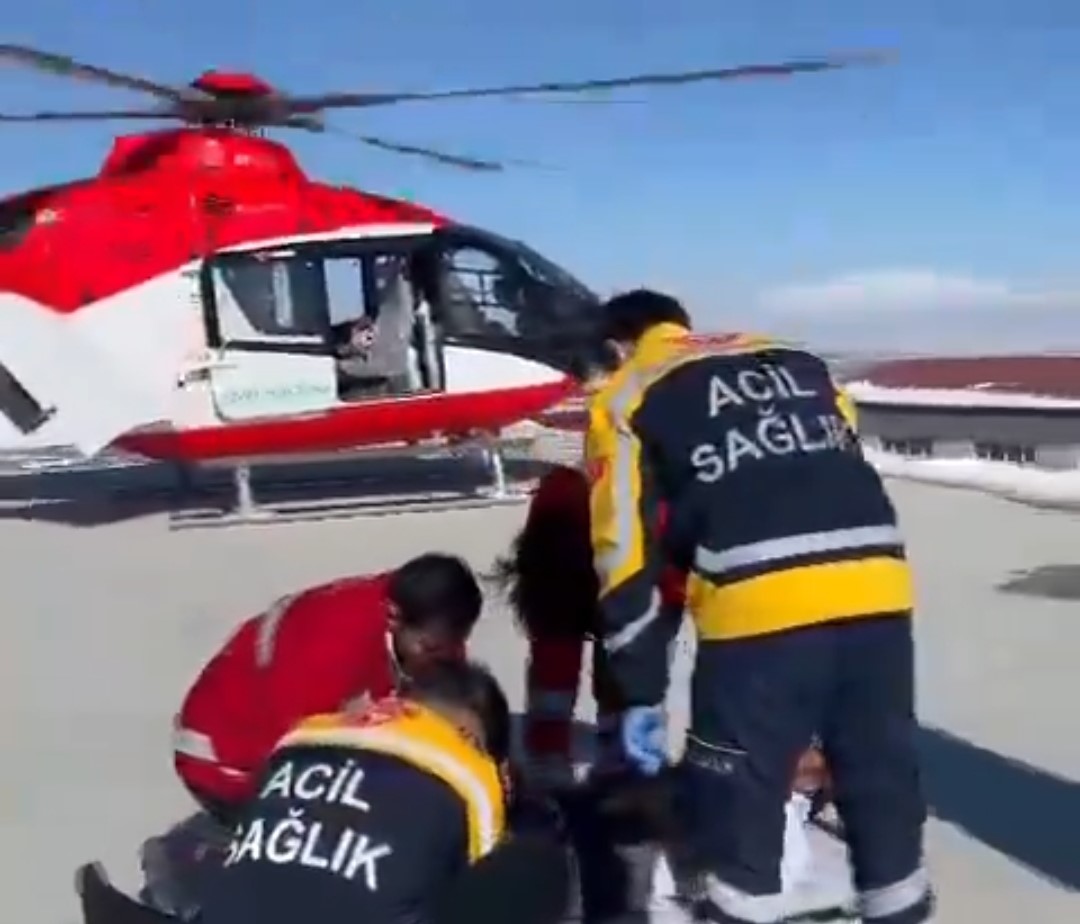 Van’da göğüs ağrısı olan hasta için helikopter havalandı