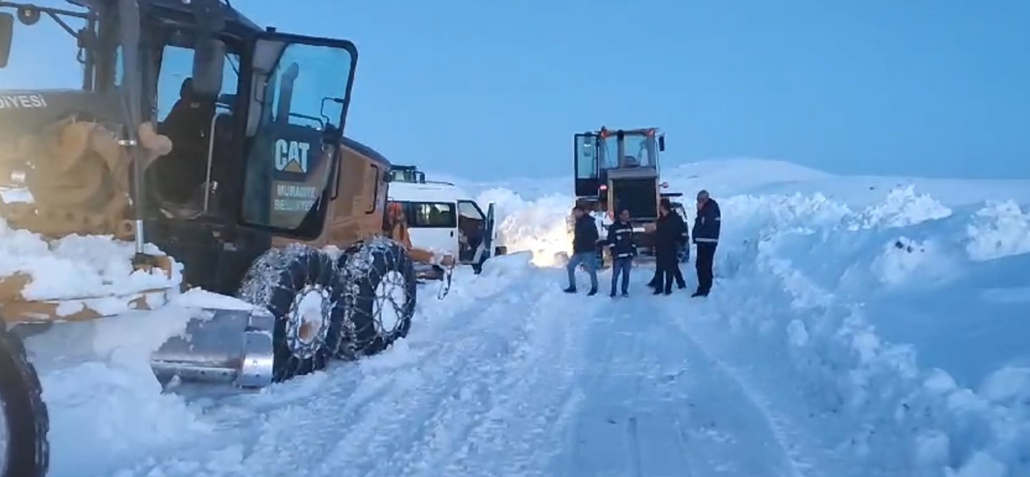 Muradiye’de kapanan yollar ulaşıma açıldı