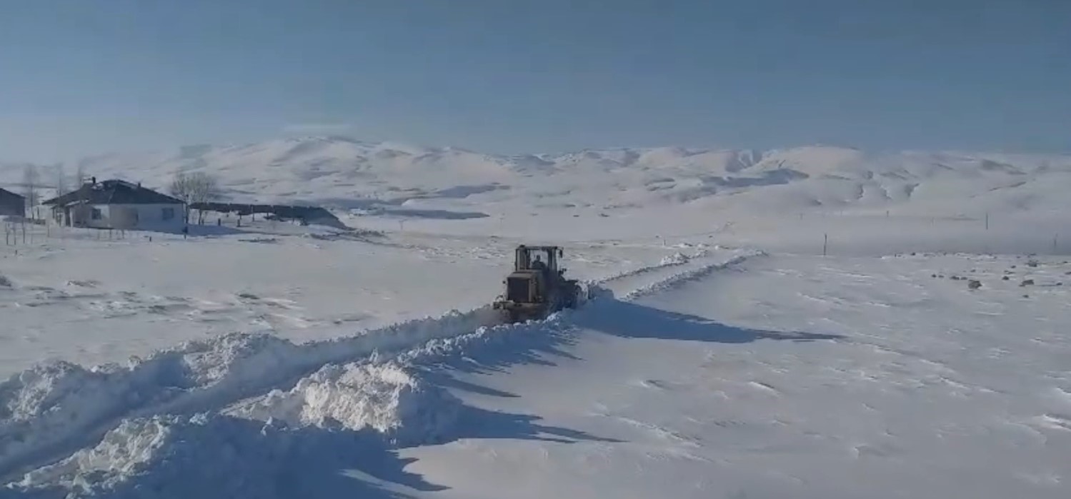 Muradiye’de kapanan yollar ulaşıma açıldı