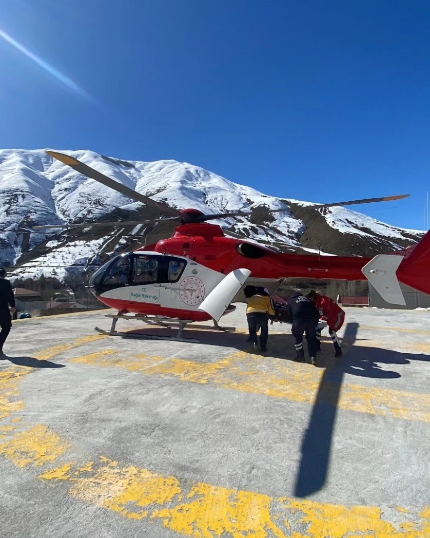 Van’da ambulans helikopter yüksekten düşen hasta için havalandı