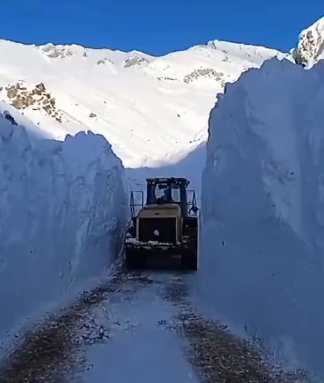 Bahçesaray’da yola düşen çığlar temizleniyor