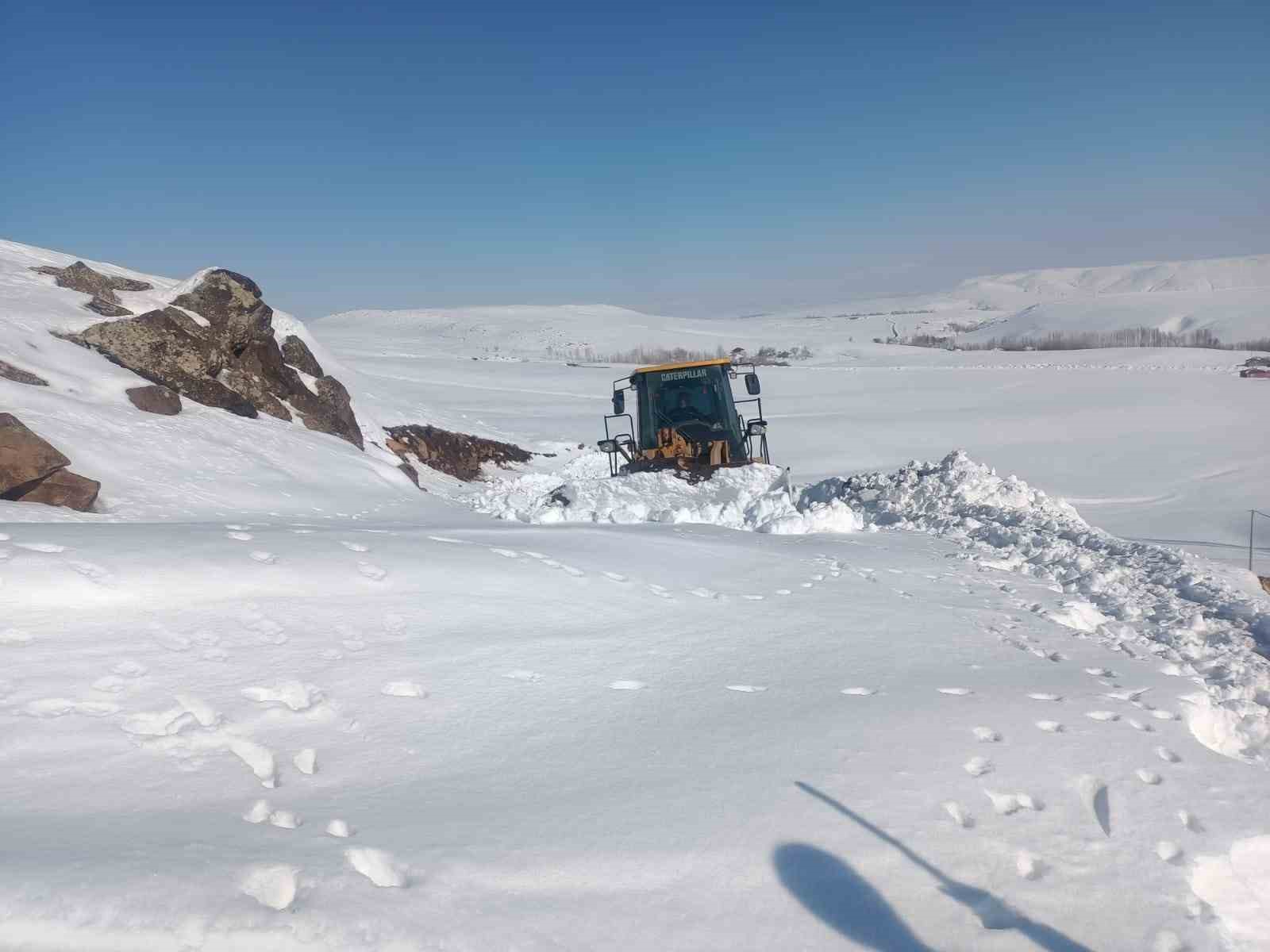 Erciş’te tipiden kapanan yollar açılıyor