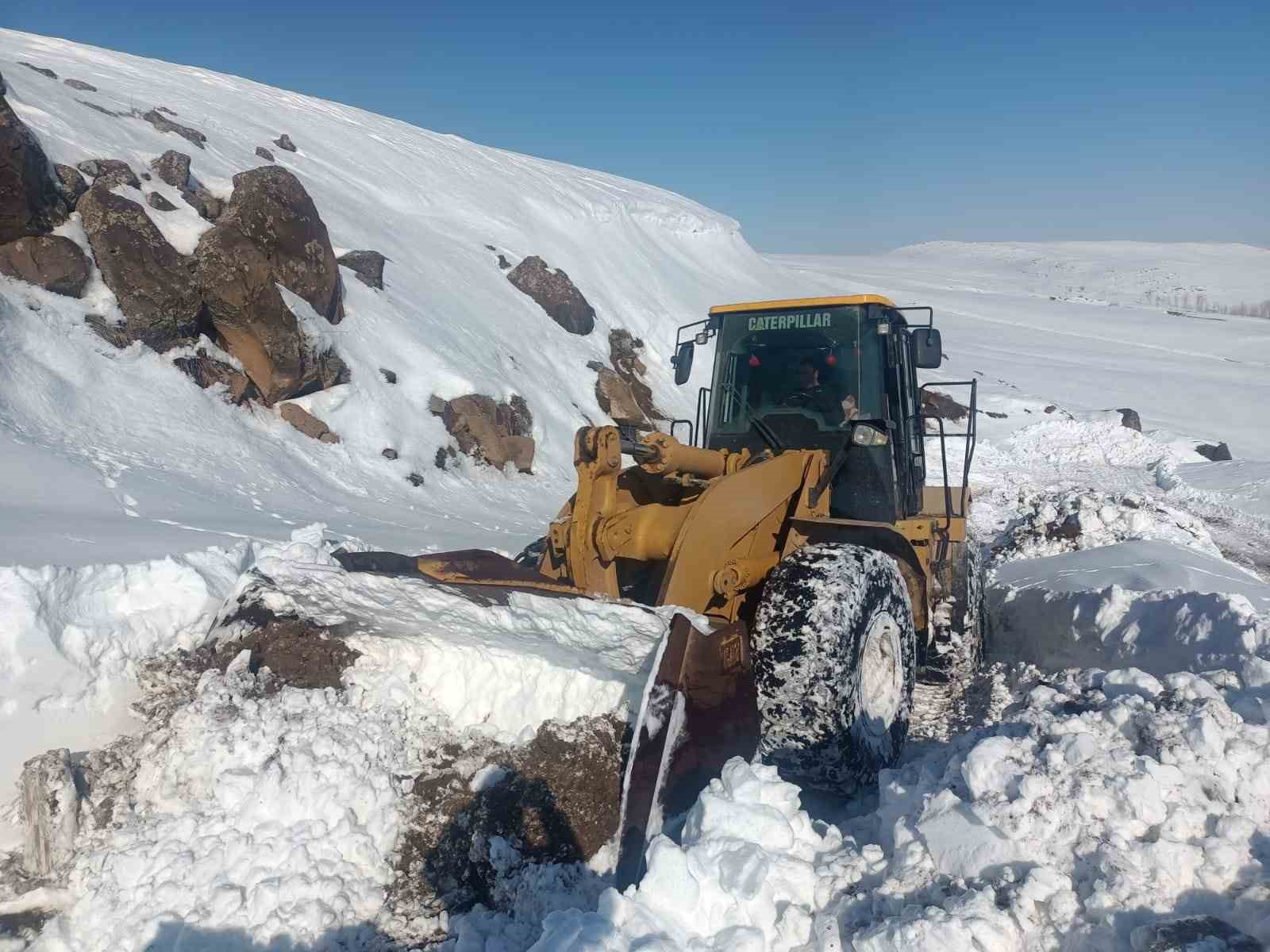 Erciş’te tipiden kapanan yollar açılıyor