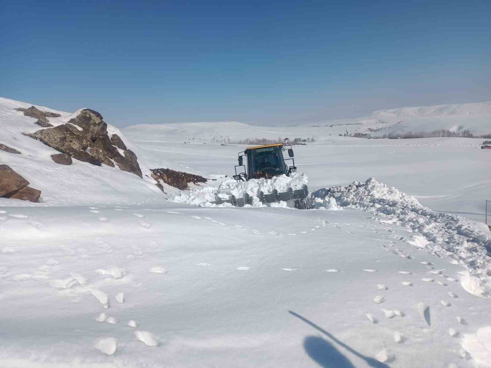 Erciş’te tipiden kapanan yollar açılıyor