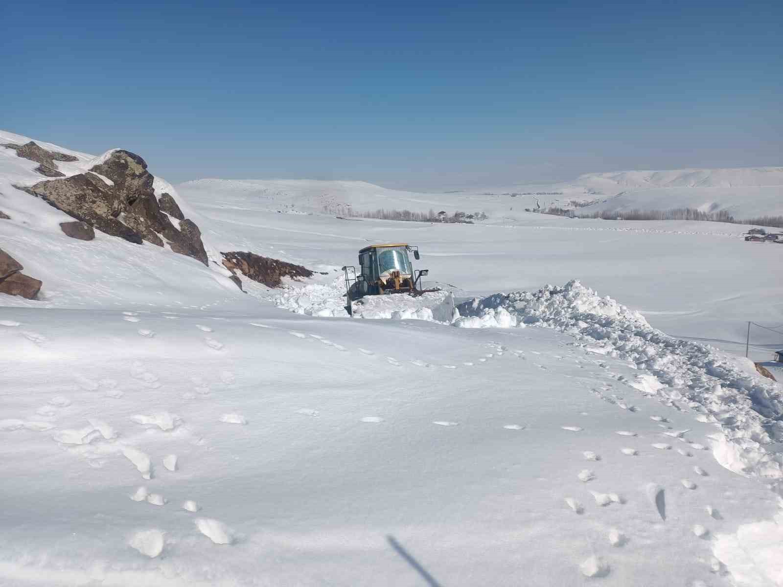 Erciş’te tipiden kapanan yollar açılıyor