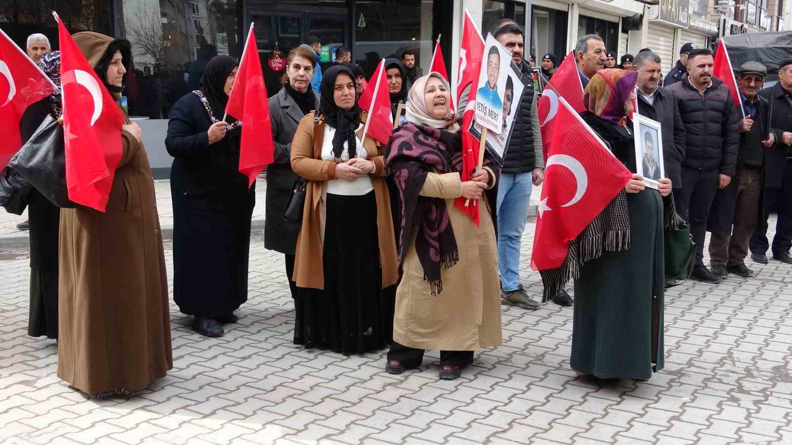 Vanlı anne: “Ben evladım için buradayım, siyaset için değil”