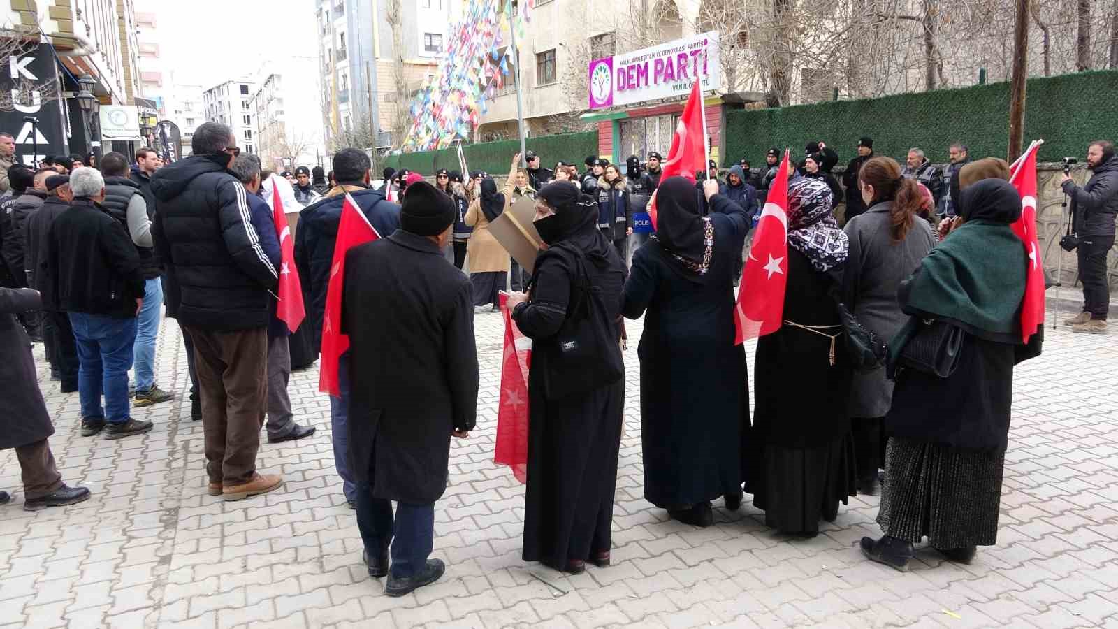 Vanlı anne: “Ben evladım için buradayım, siyaset için değil”