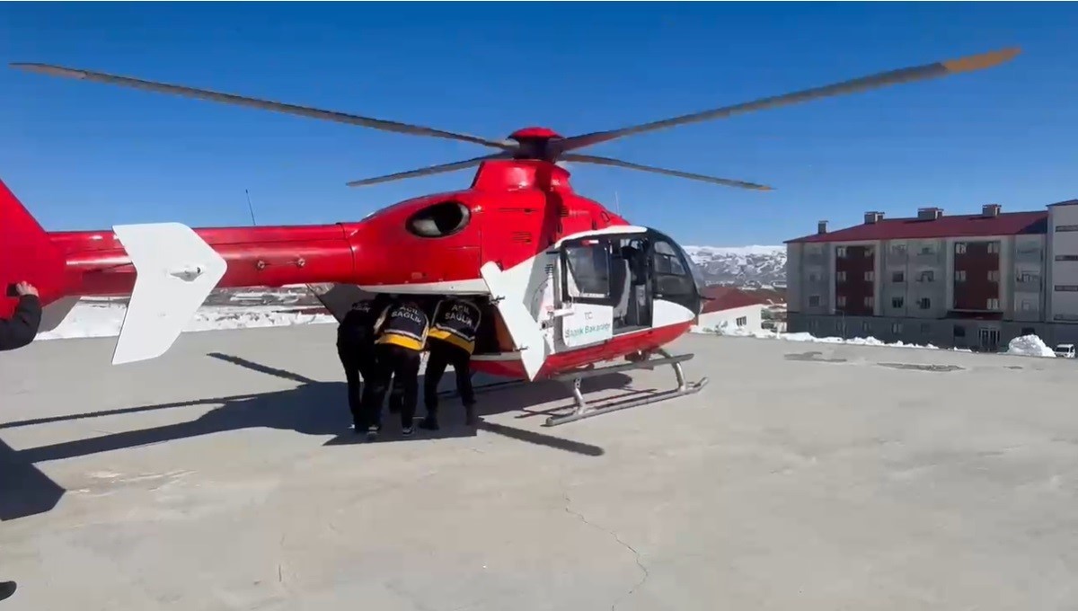 Ambulans helikopter hamile kadın için havalandı