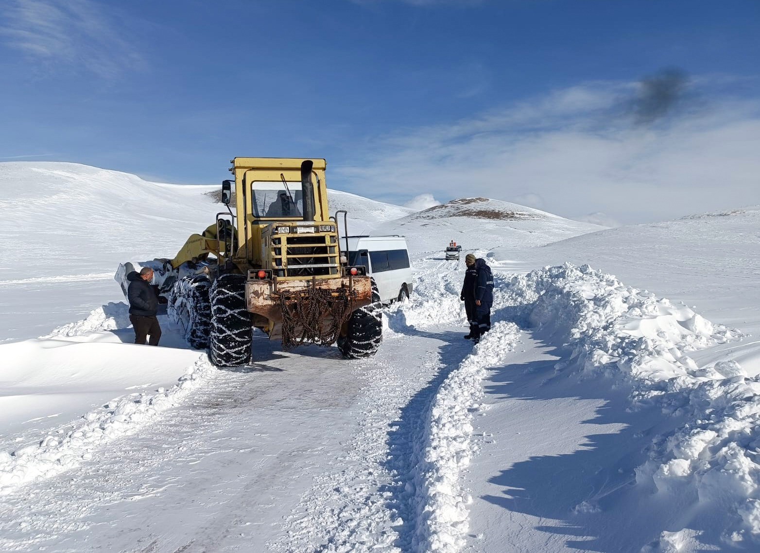 Van’da yol açma ve kurtarma çalışması