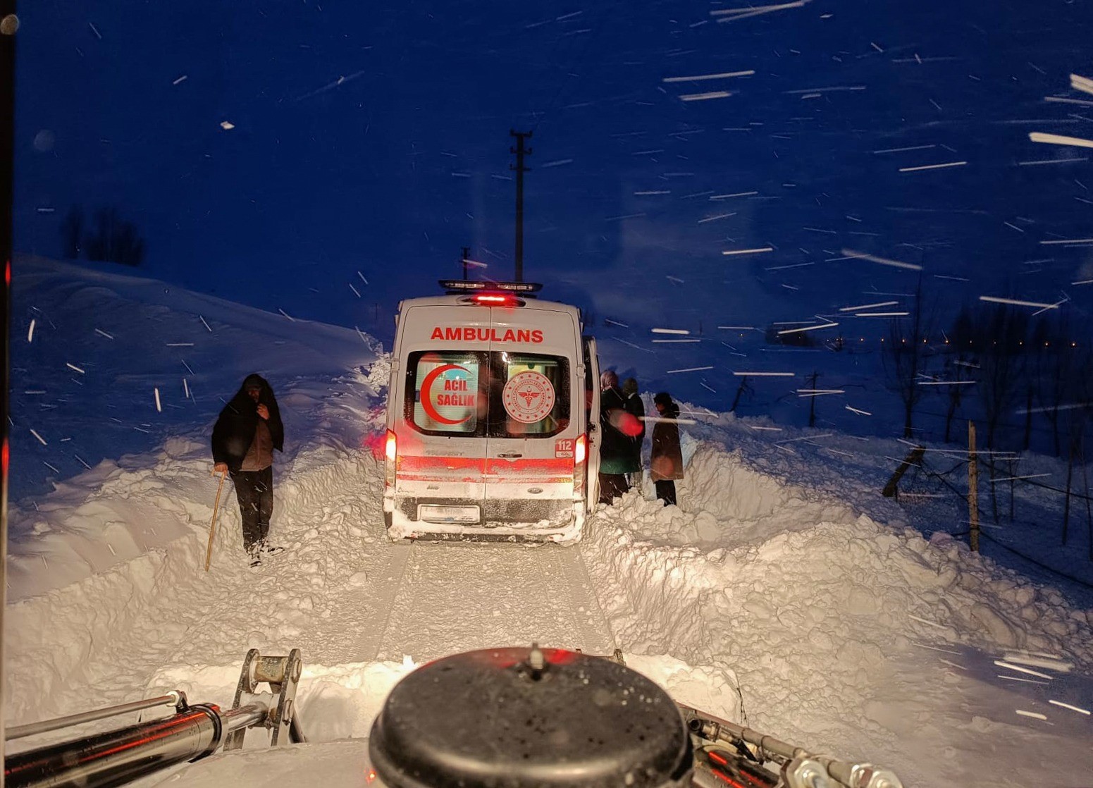 Van’da yol açma ve kurtarma çalışması