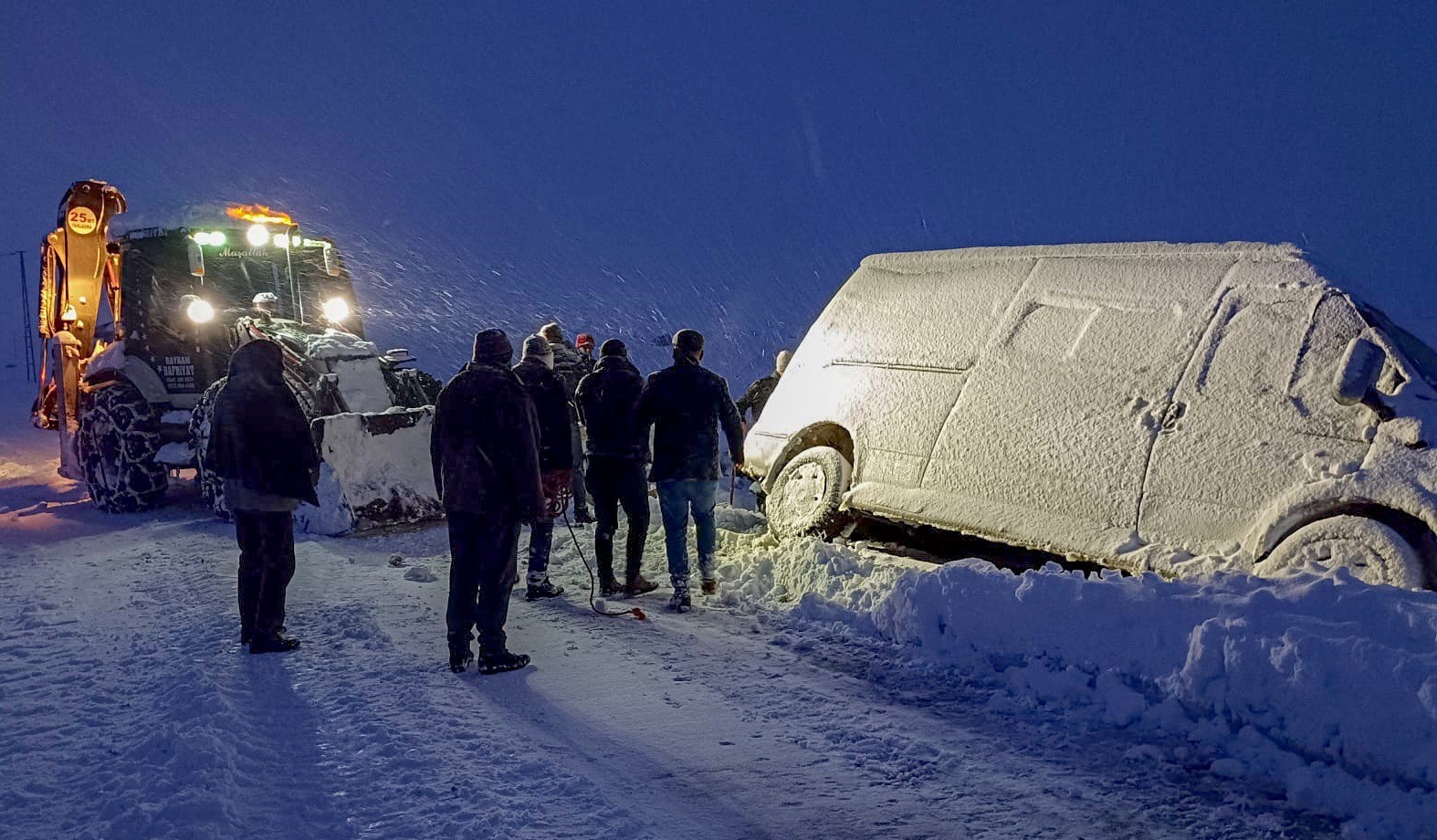 Van’da yol açma ve kurtarma çalışması