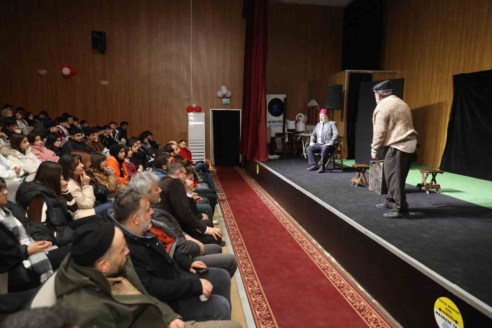 İpekyolu’nda “Nefes Mehmet Akif” tiyatro oyununa yoğun ilgi