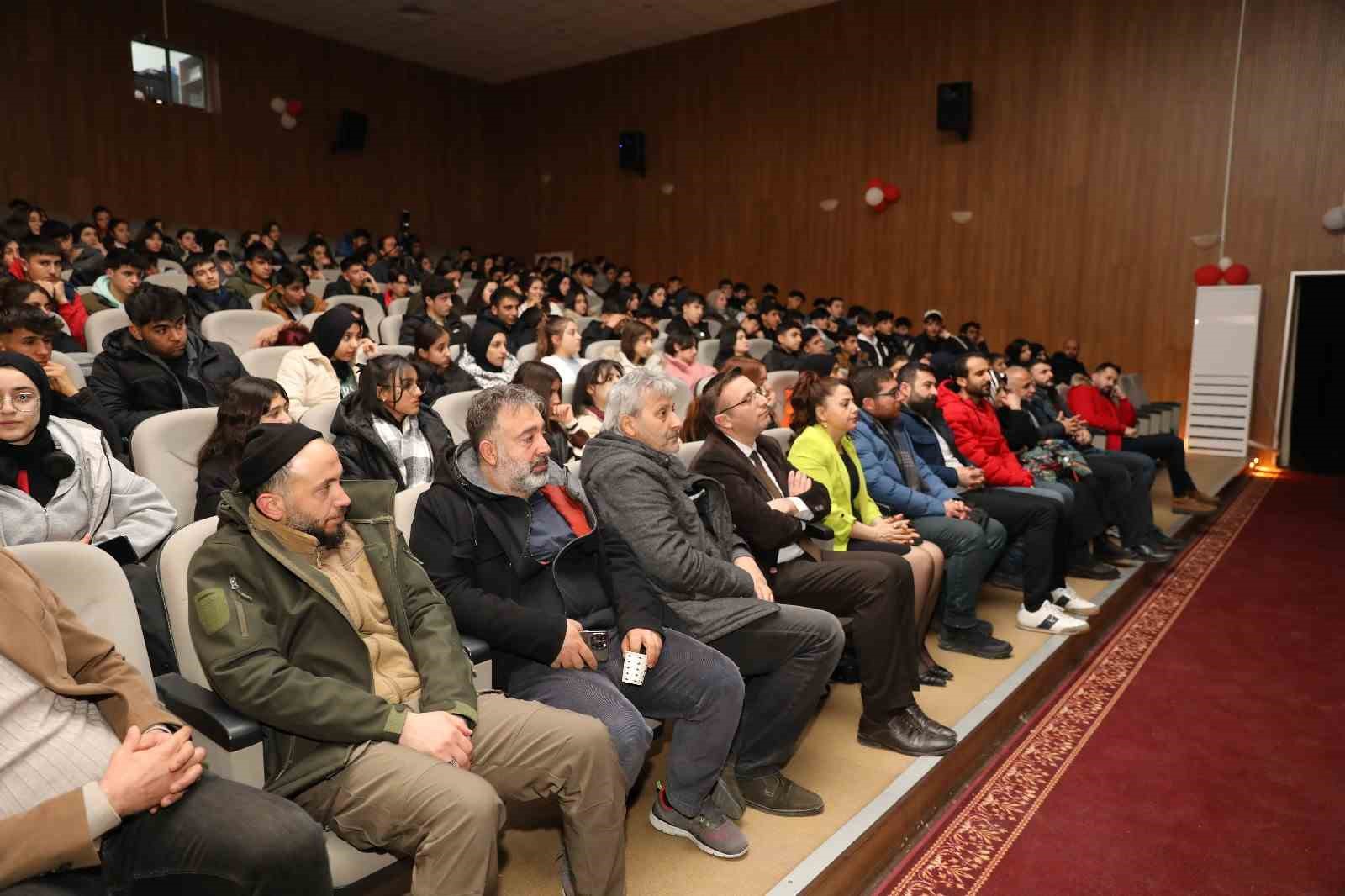 İpekyolu’nda “Nefes Mehmet Akif” tiyatro oyununa yoğun ilgi