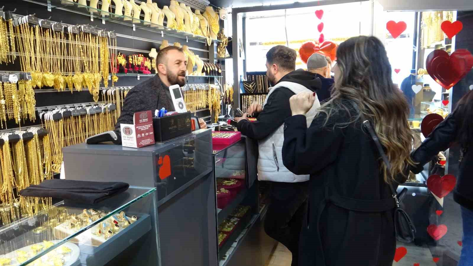 Sevgililer Günü’nde imitasyon ürünlere yoğun ilgi