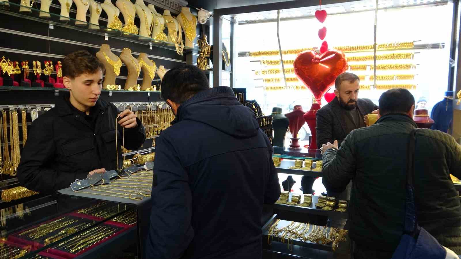 Sevgililer Günü’nde imitasyon ürünlere yoğun ilgi