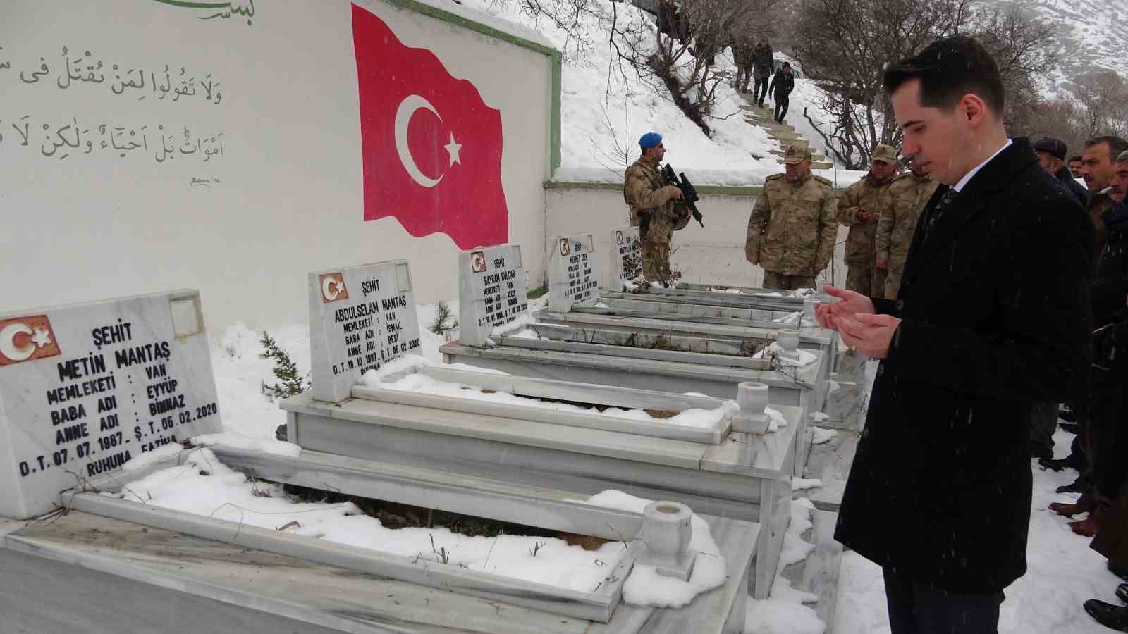 Çığ faciasının şehitleri mezarları başında anıldı