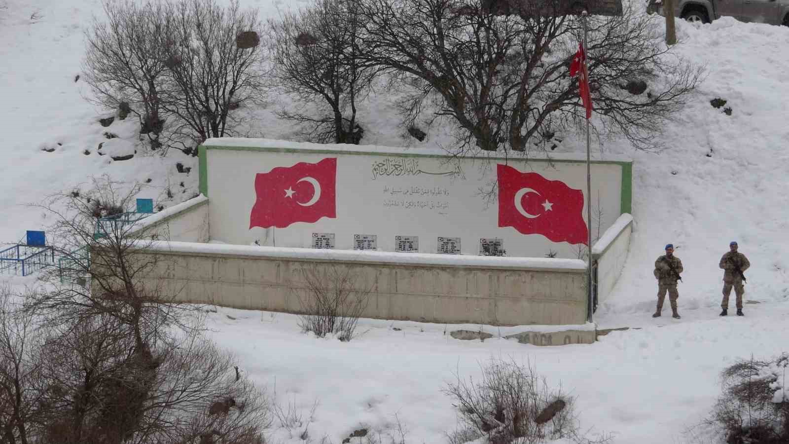 Çığ faciasının şehitleri mezarları başında anıldı