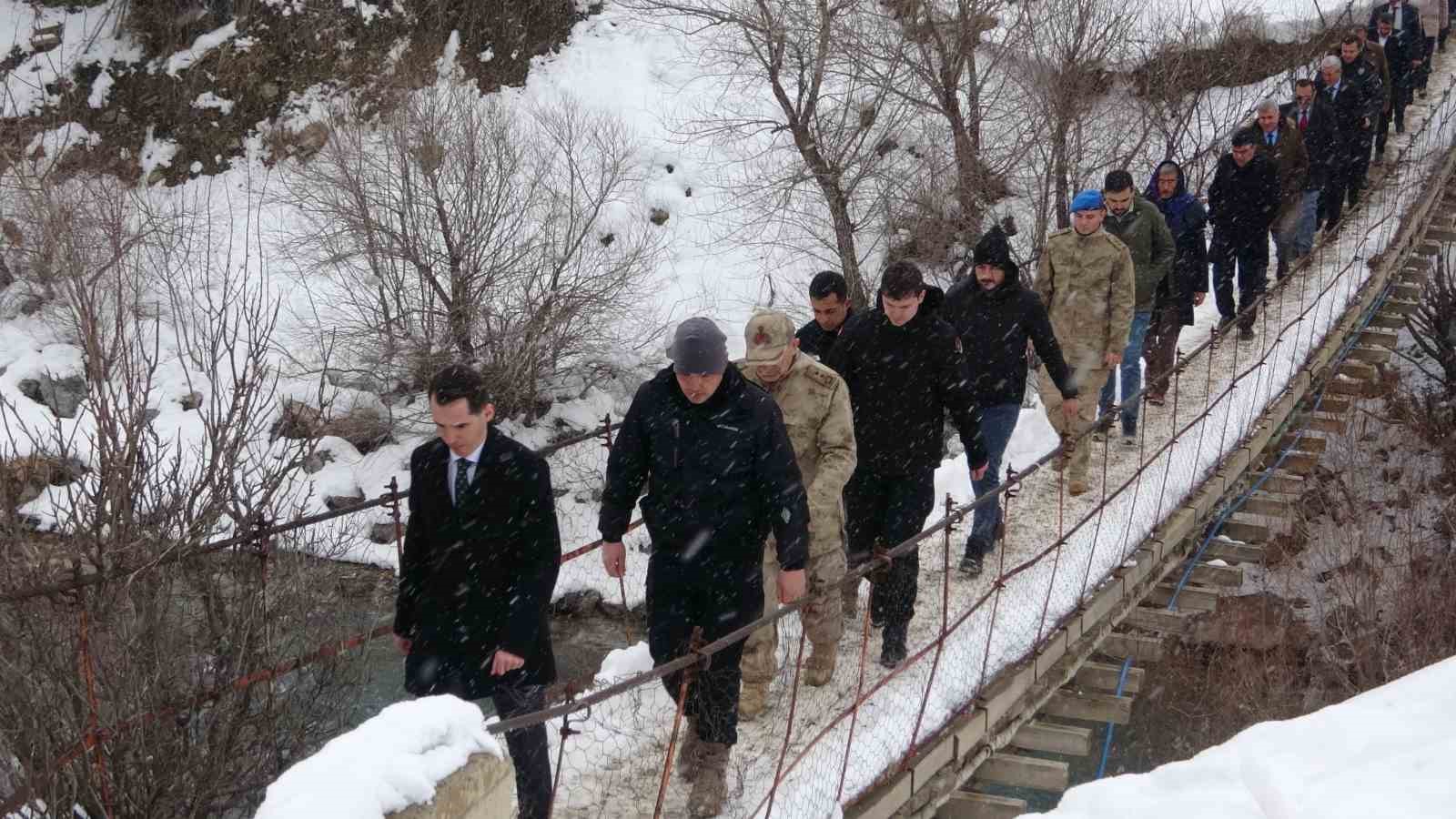 Çığ faciasının şehitleri mezarları başında anıldı