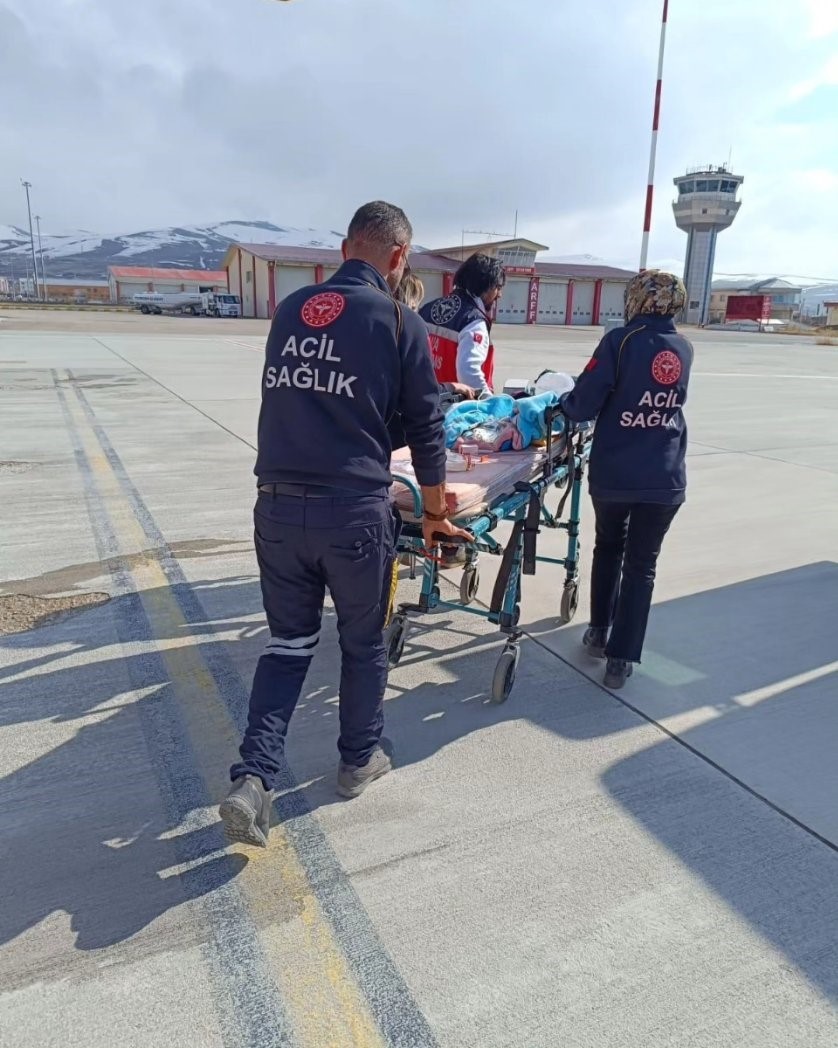 Şırnak ve Bahçesaray’da ambulans helikopter bebek hastalar için havalandı