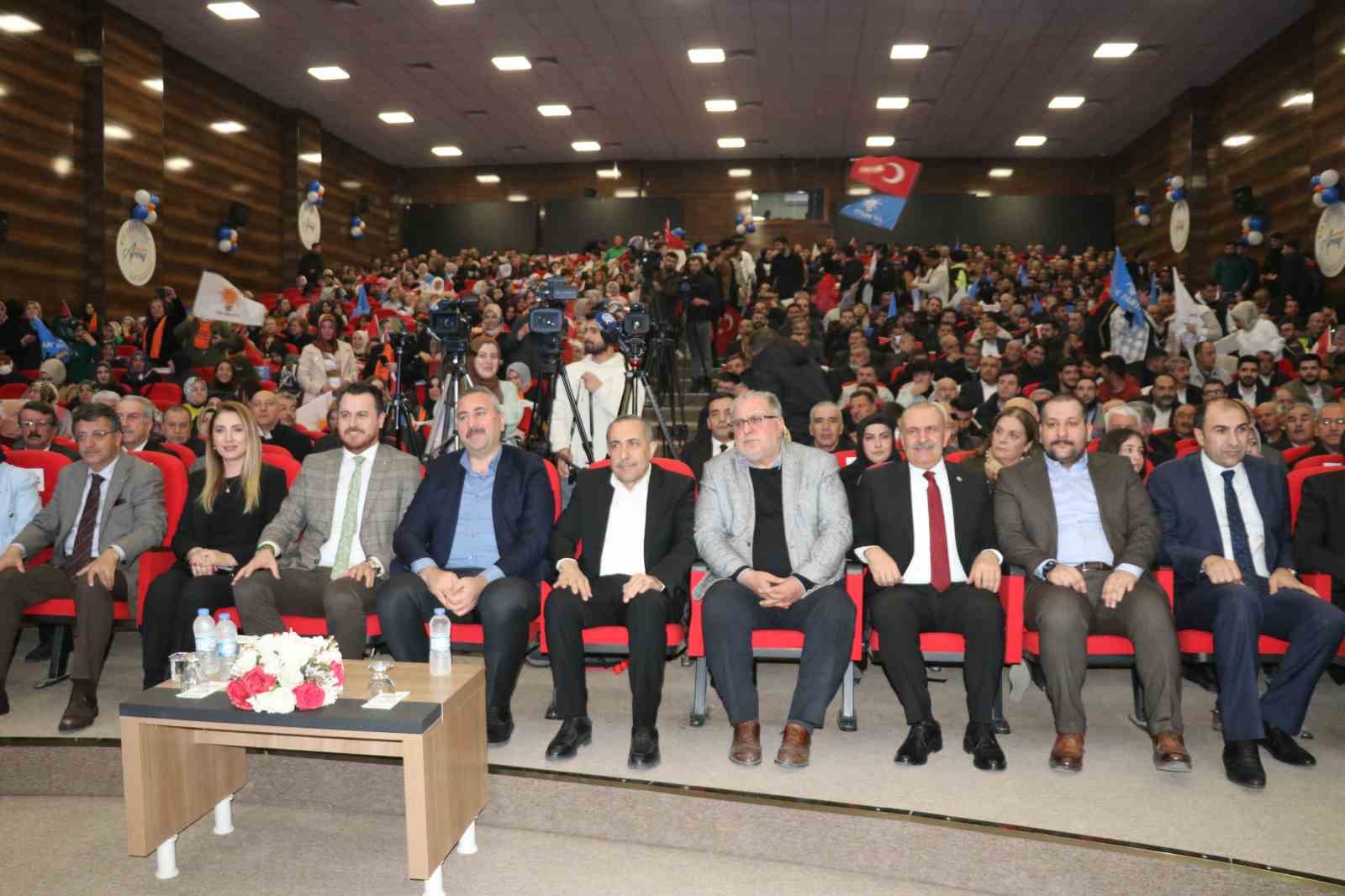 AK Parti Van Büyükşehir Belediye Başkan Adayı Abdulahat Arvas projelerini sıraladı