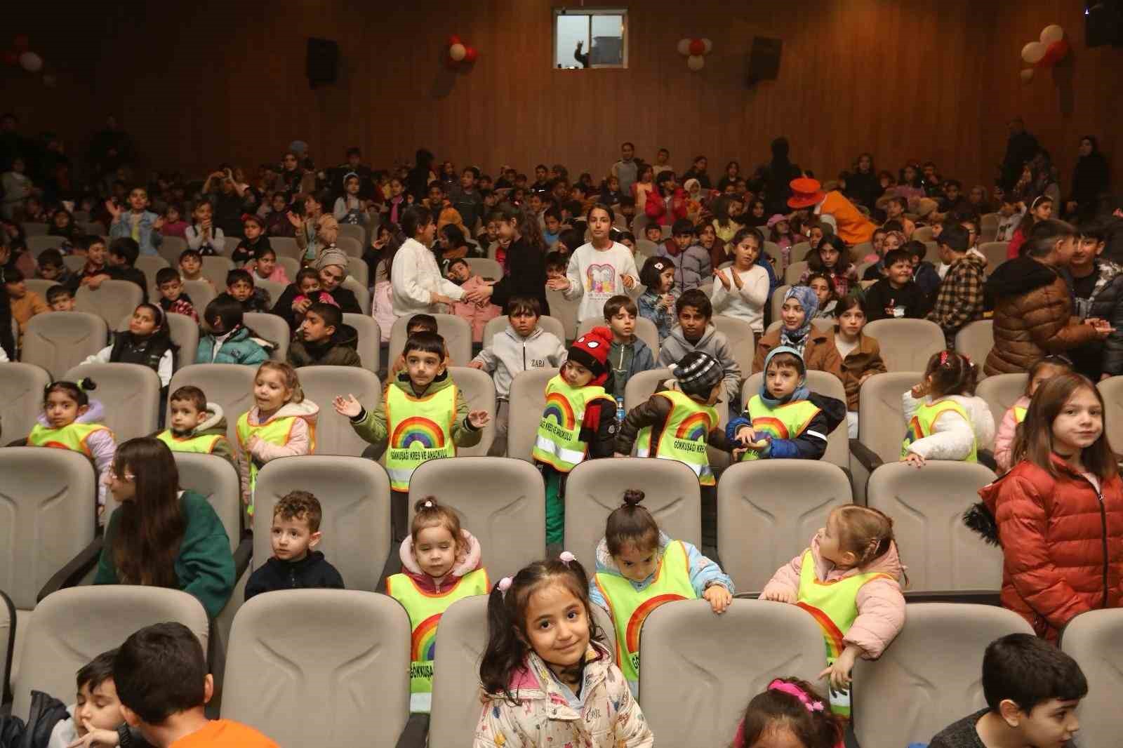 Yarı yıl şenliklerinde çocuklar gönüllerince eğlendi