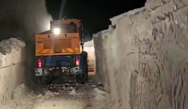 Van’da göğüs ağrısı olan hastaya snowtrack ambulansla ulaşıldı