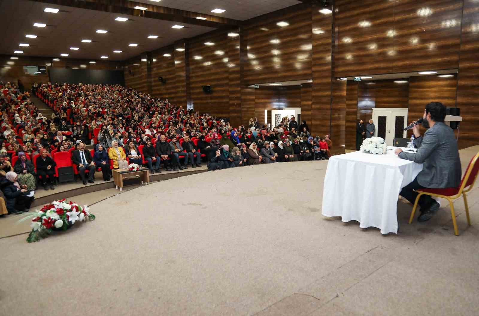 Şair ve yazar Serdar Tuncer Van’da söyleşi düzenledi