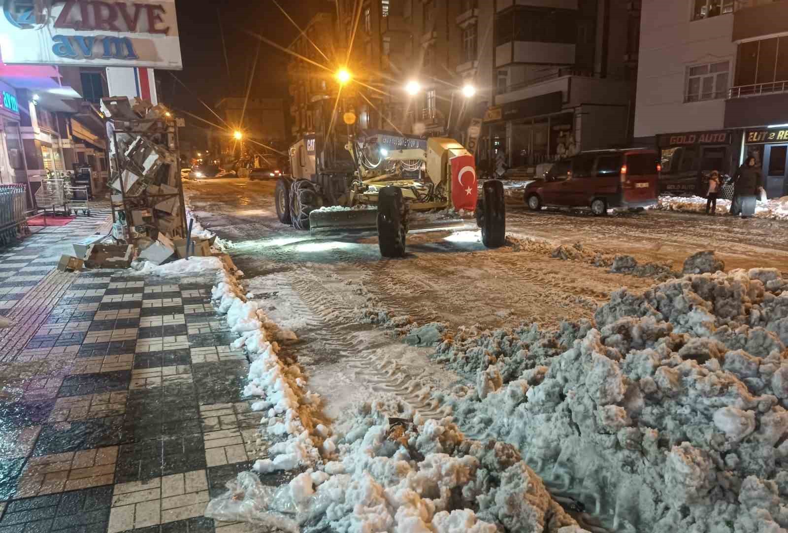 Erciş’te kar yığınları kamyonlarla taşınıyor