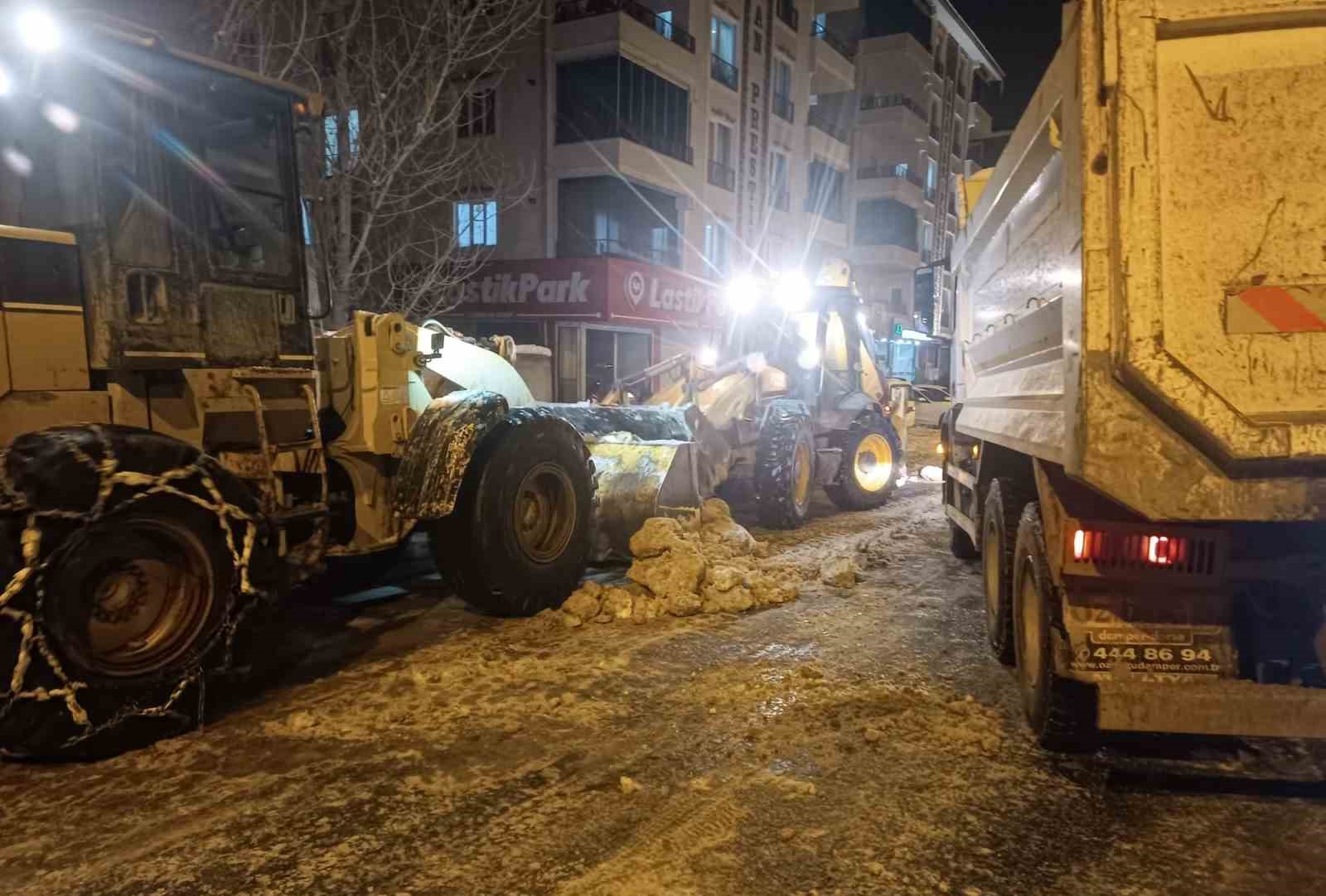 Erciş’te kar yığınları kamyonlarla taşınıyor