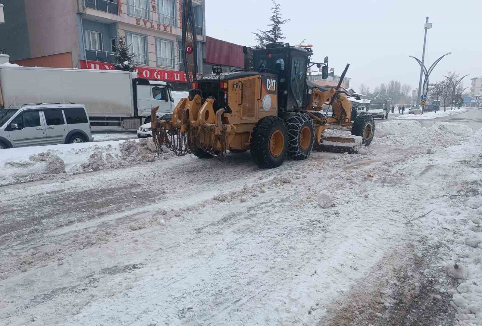 Erciş’te kar yığınları kamyonlarla taşınıyor