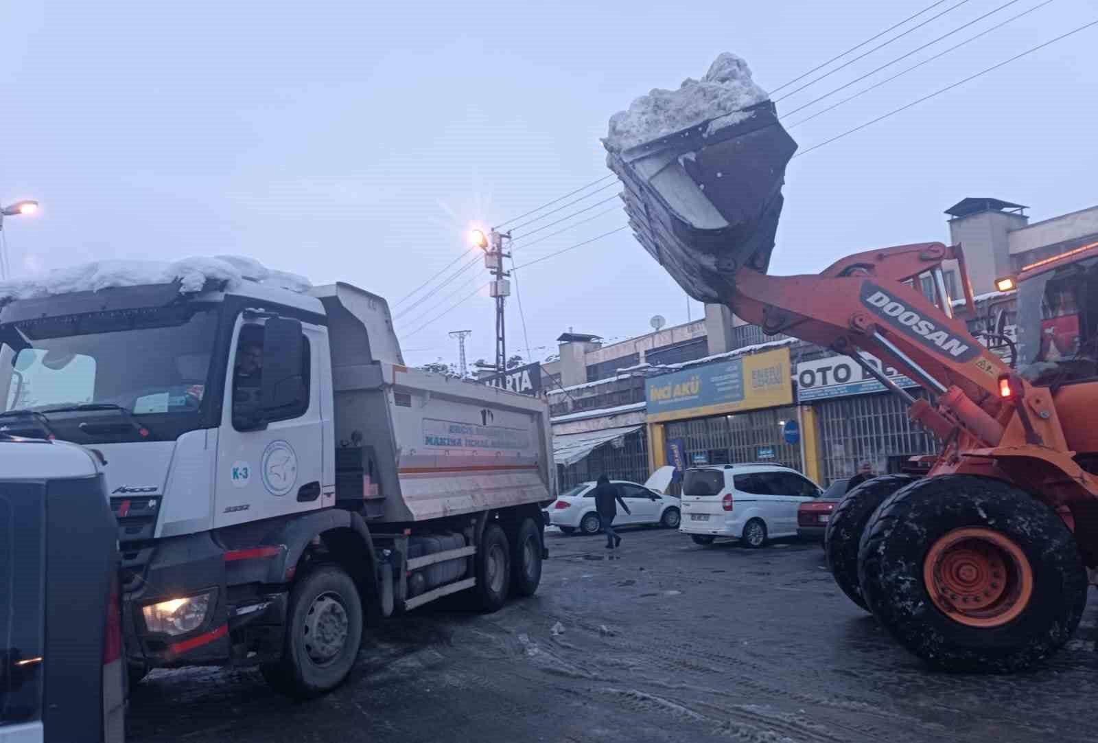 Erciş’te kar yığınları kamyonlarla taşınıyor