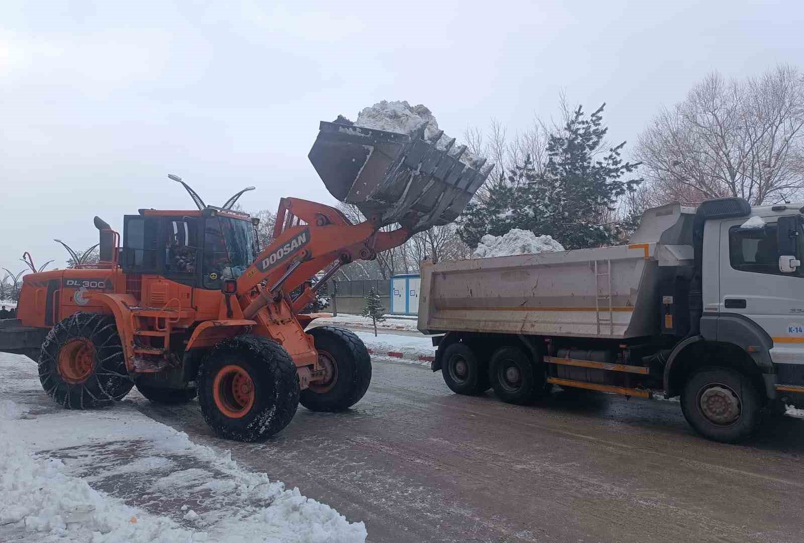 Erciş’te kar yığınları kamyonlarla taşınıyor