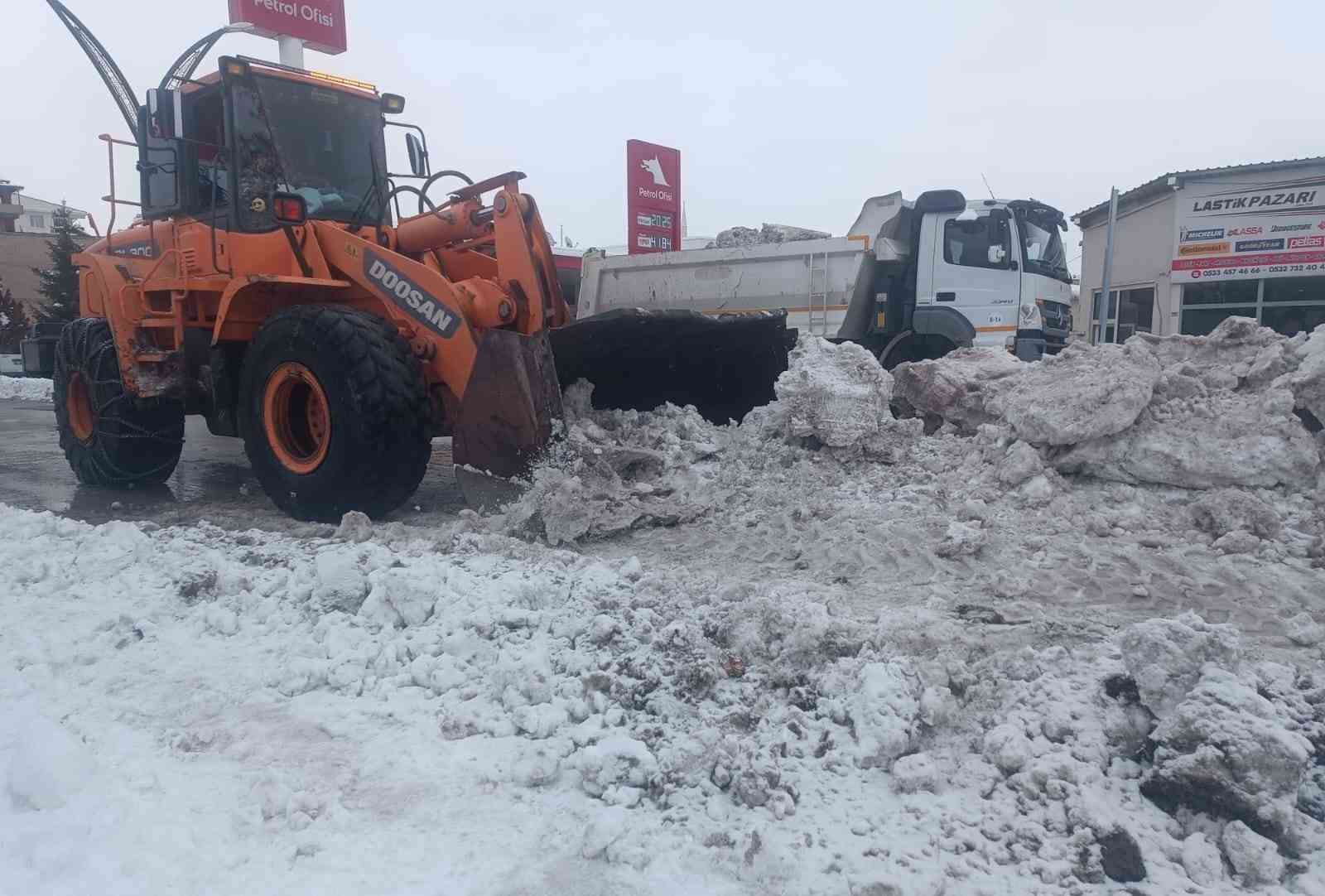 Erciş’te kar yığınları kamyonlarla taşınıyor