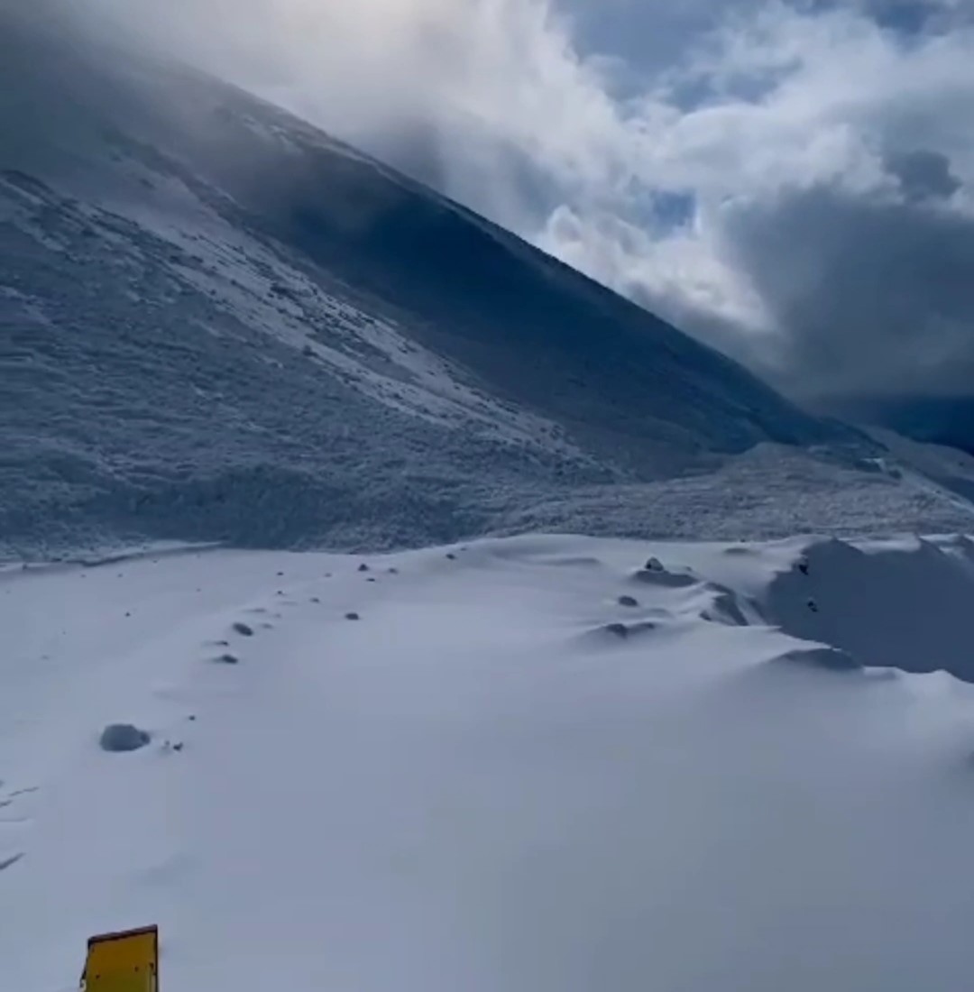 Bahçesaray’da yol açma sırasında ekiplerin önüne çığ düştü