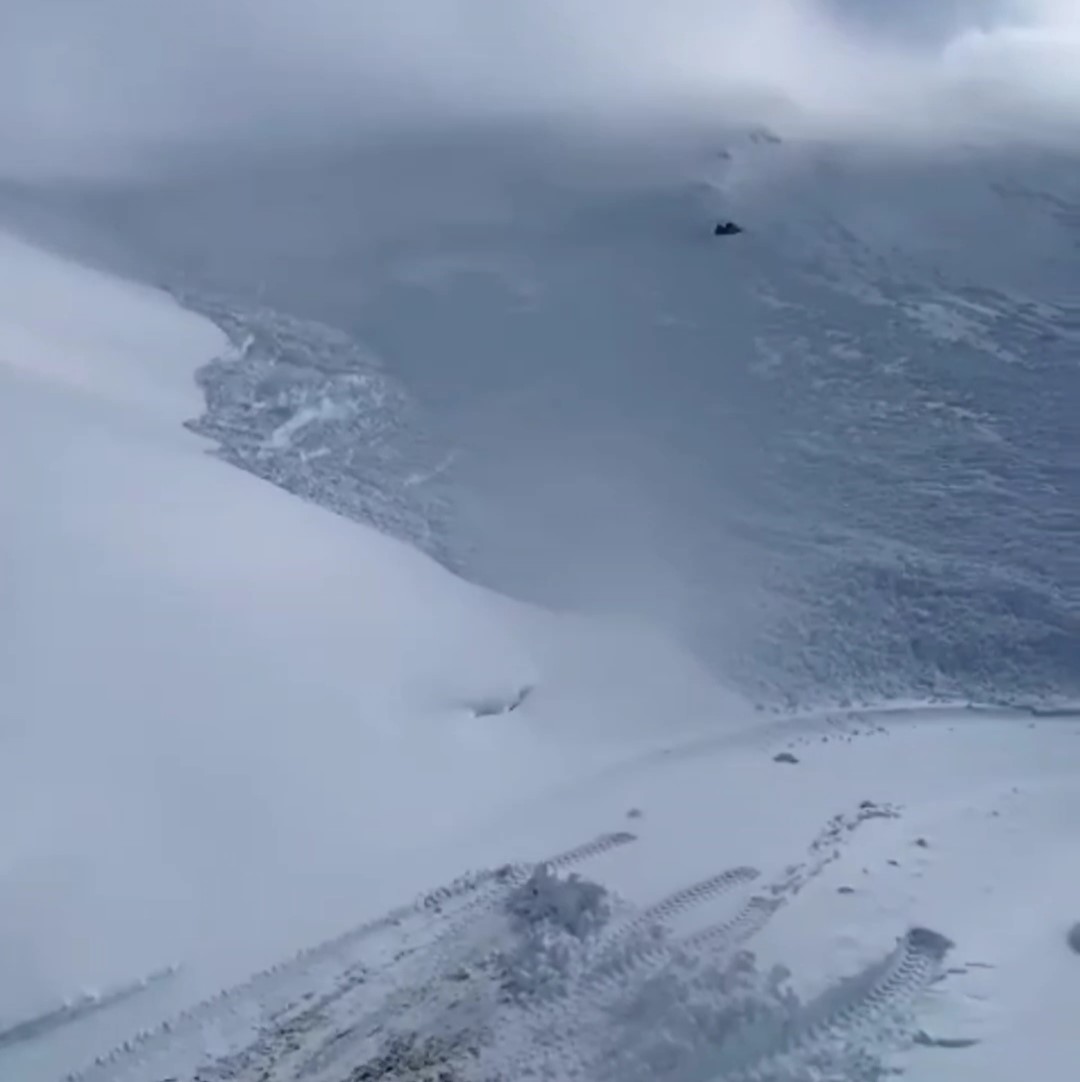 Bahçesaray’da yol açma sırasında ekiplerin önüne çığ düştü