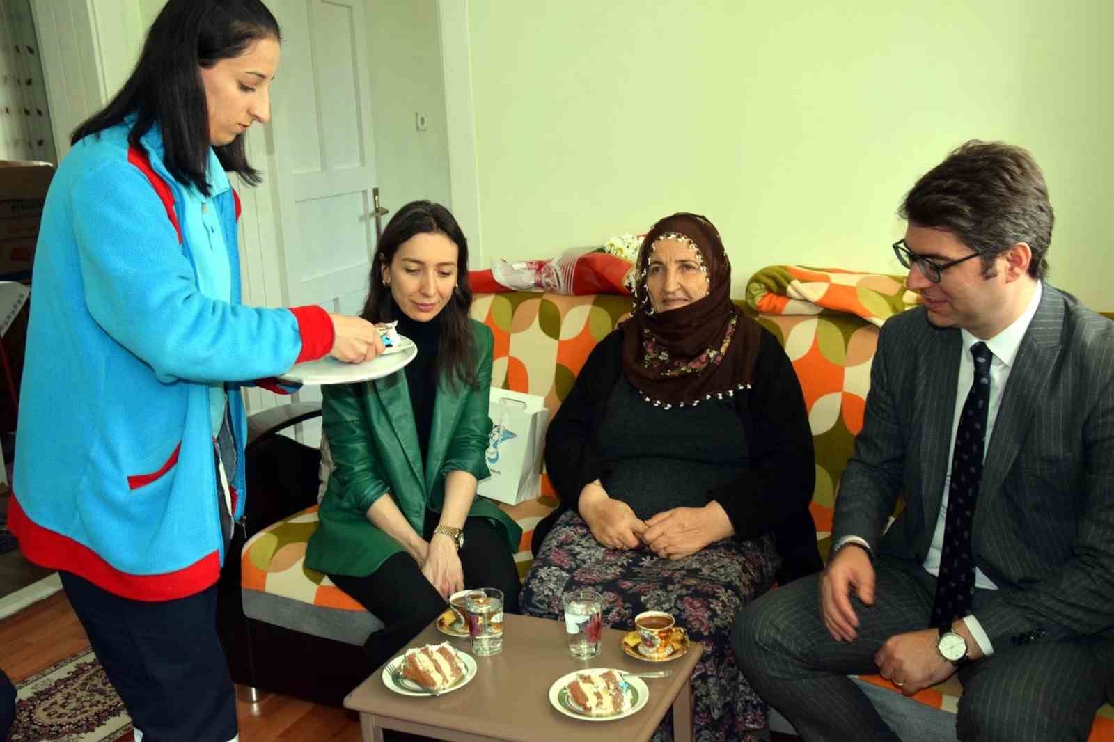 73 yaşındaki Güler Teyze’ye doğum günü sürprizi