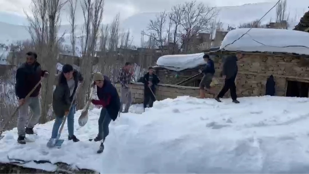 Bahçesaray’da imece usulü kar temizleme