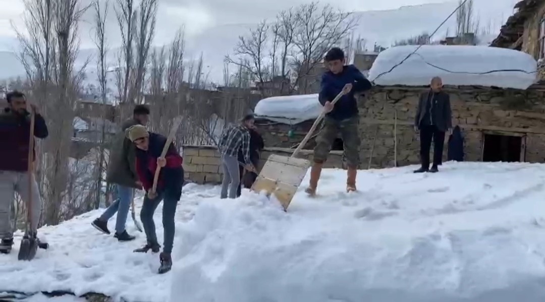 Bahçesaray’da imece usulü kar temizleme