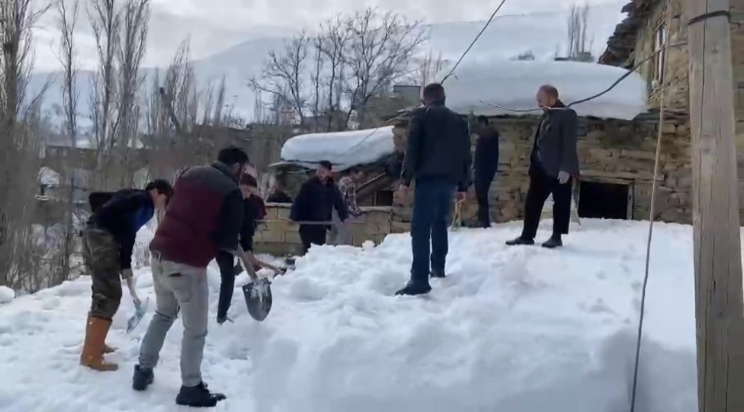 Bahçesaray’da imece usulü kar temizleme