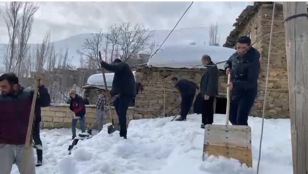 Bahçesaray’da imece usulü kar temizleme